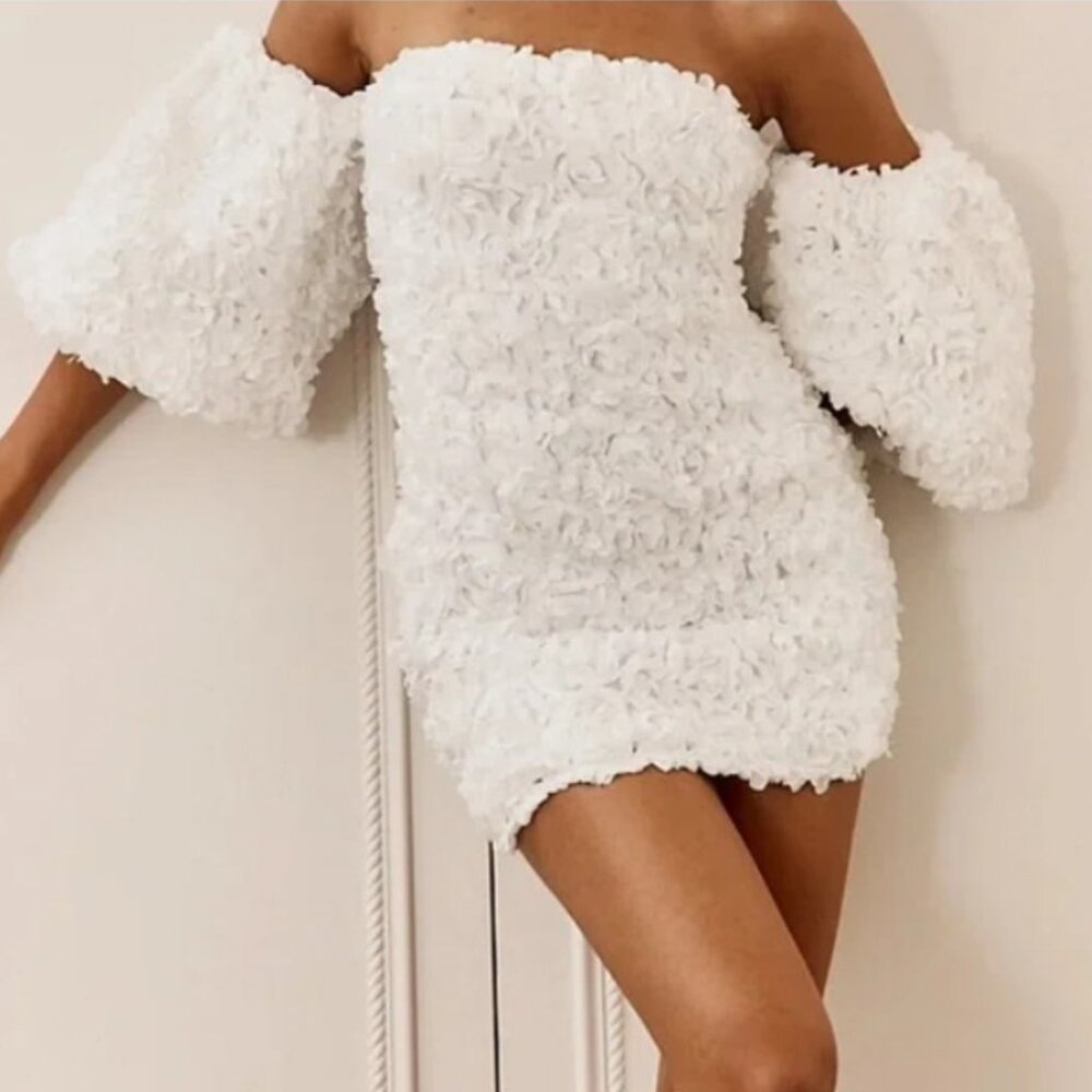 White puff sleeve dress